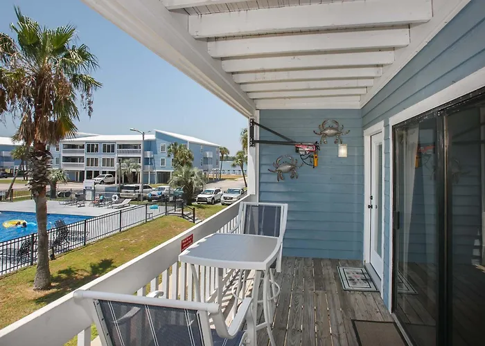 Holiday home Sea Oats Beachfront Condo: Renovated 2br With Pools And Pier Access