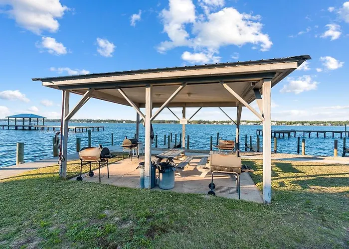 Holiday home Sea Oats Beachfront Condo: Renovated 2br With Pools And Pier Access Gulf Shores