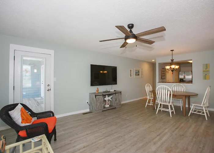 Holiday home Sea Oats Beachfront Condo: Renovated 2br With Pools And Pier Access Gulf Shores