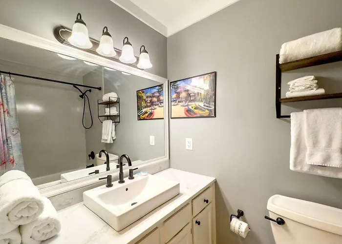 Sea Oats Beachfront Condo: Renovated 2br With Pools And Pier Access Gulf Shores